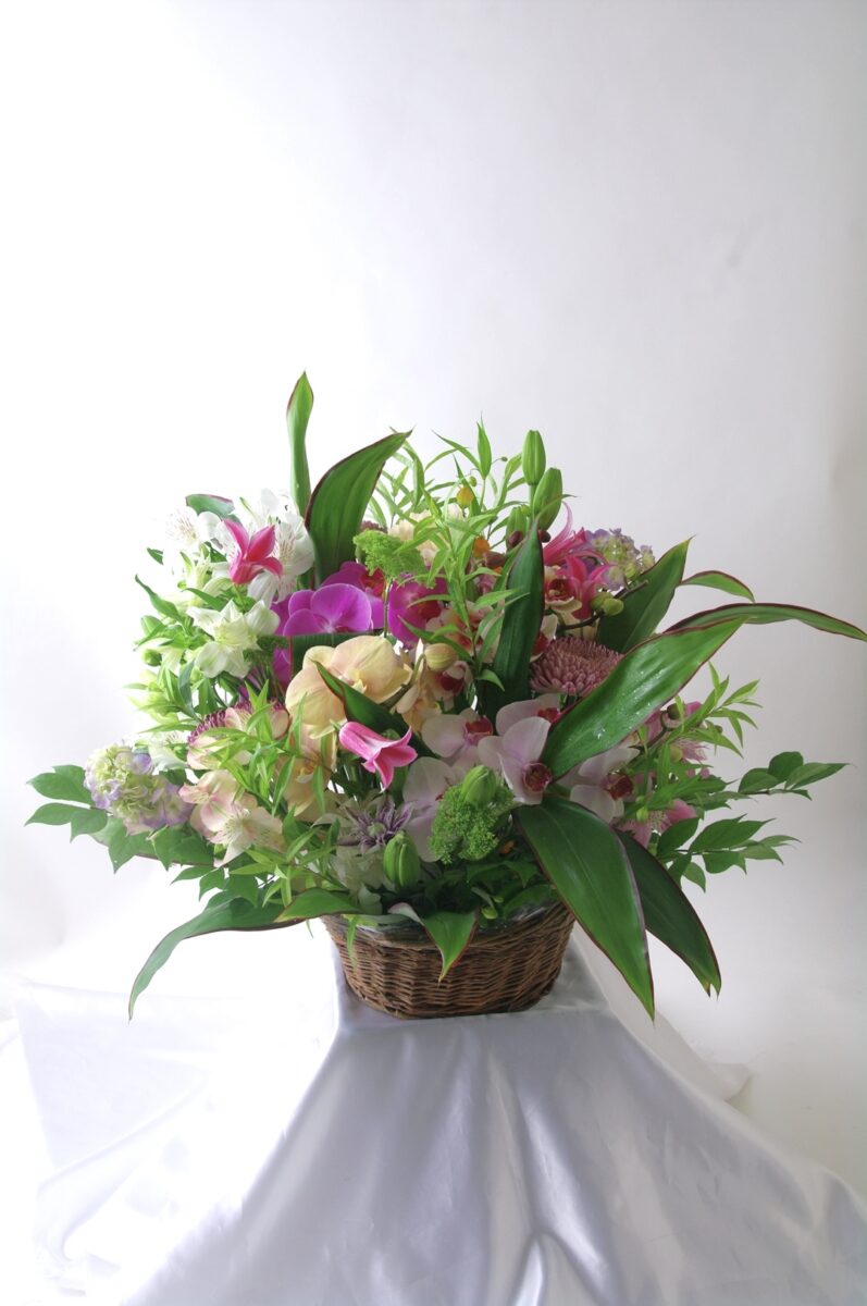 小さな花庭を贈る季節のアレンジメント