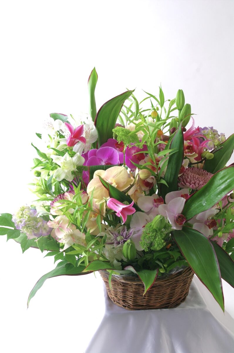 小さな花庭を贈る季節のアレンジメント