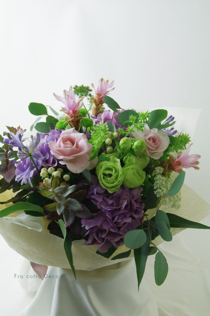 紫陽花を使ったアレンジメントとブーケ
