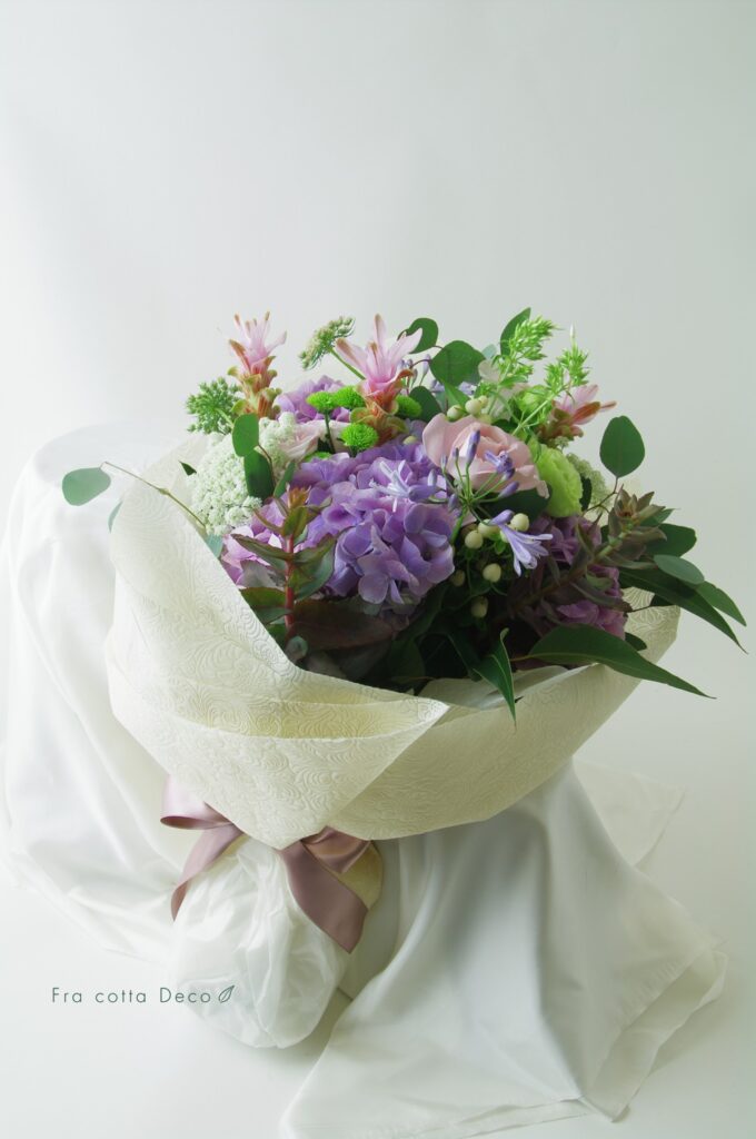 紫陽花を使ったアレンジメントとブーケ