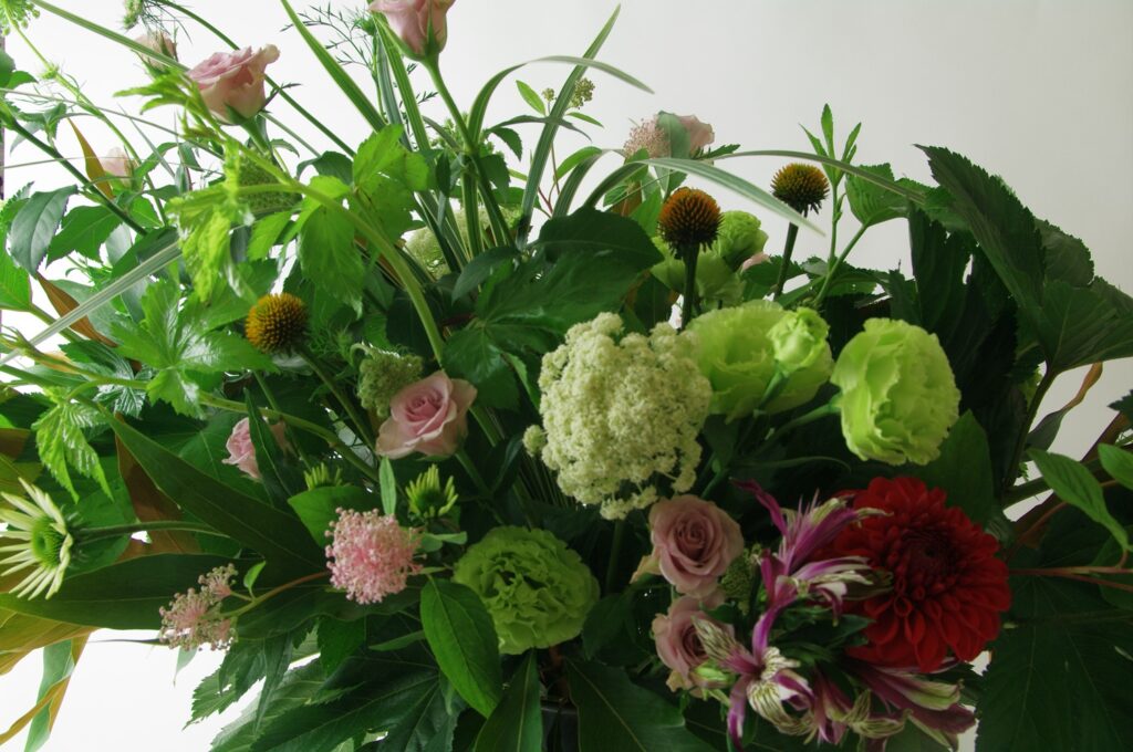 【市場見学・仕入実習NO3】生徒さん、花市場で仕入れた花材で作品を制作！