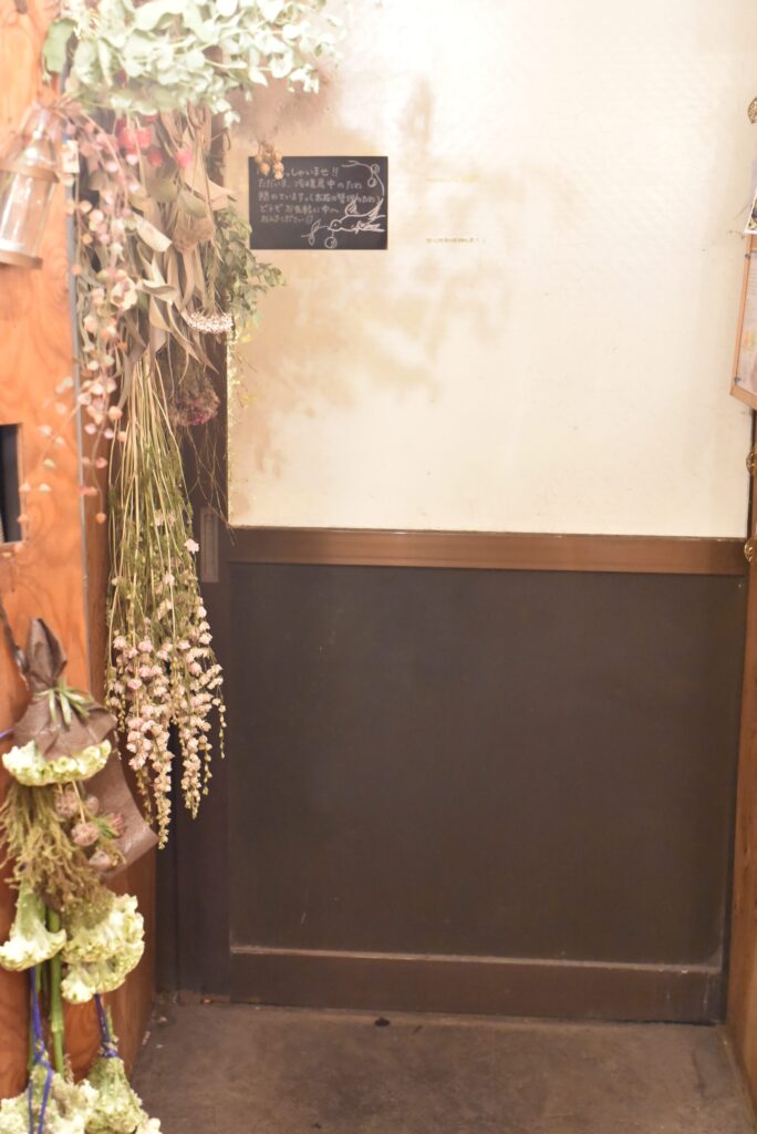 お店の中を大公開！３つの難関をくぐると、色鮮やかなお花に出会えます