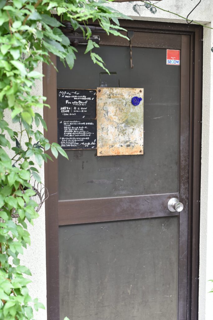 お店の中を大公開！３つの難関をくぐると、色鮮やかなお花に出会えます