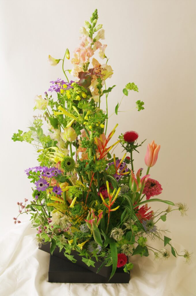 見ていて幸せになる花活けをお届けします。
