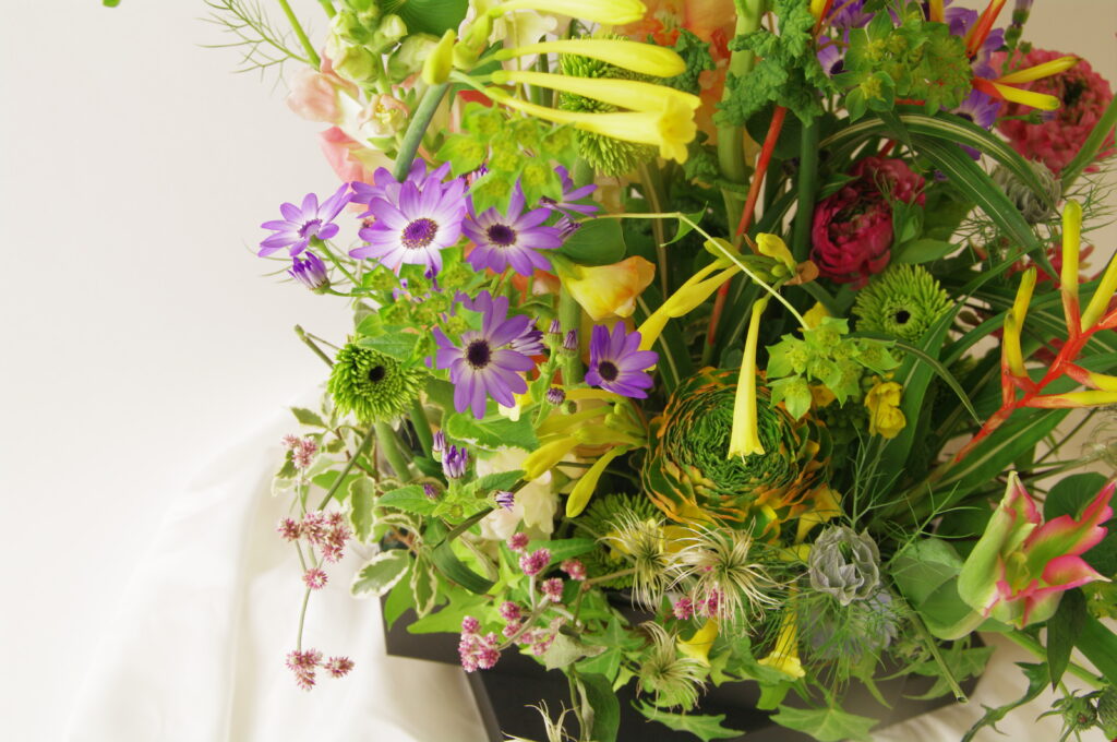 見ていて幸せになる花活けをお届けします。