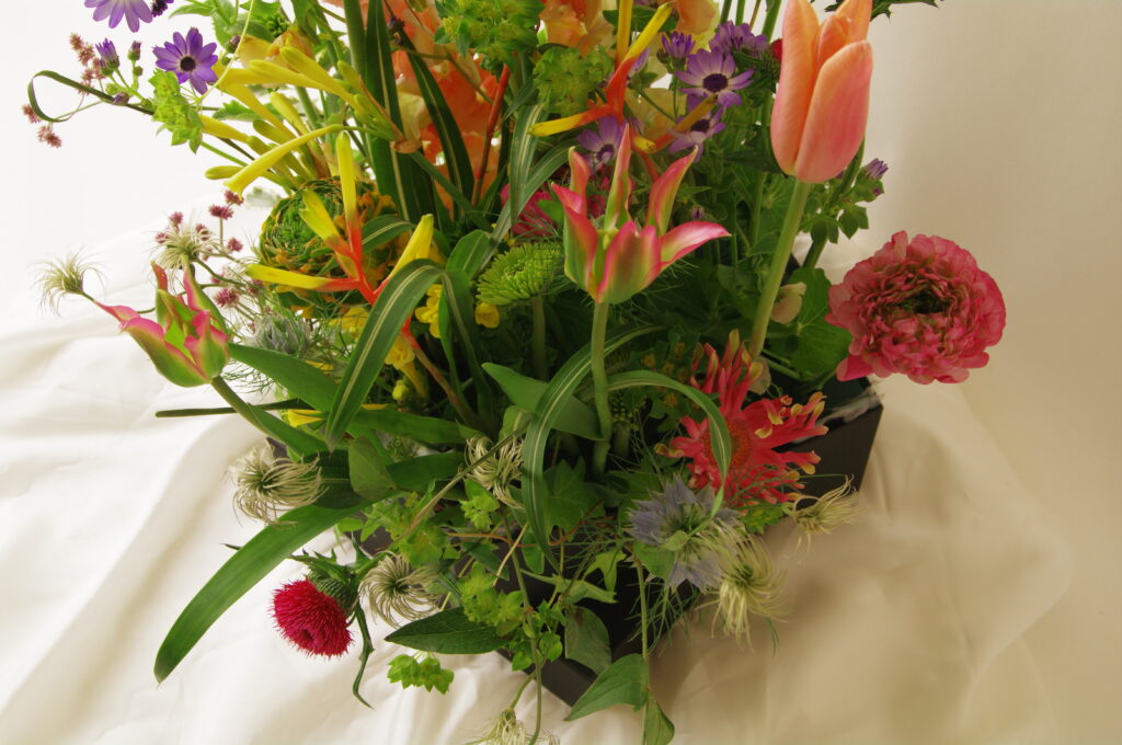 見ていて幸せになる花活けをお届けします。