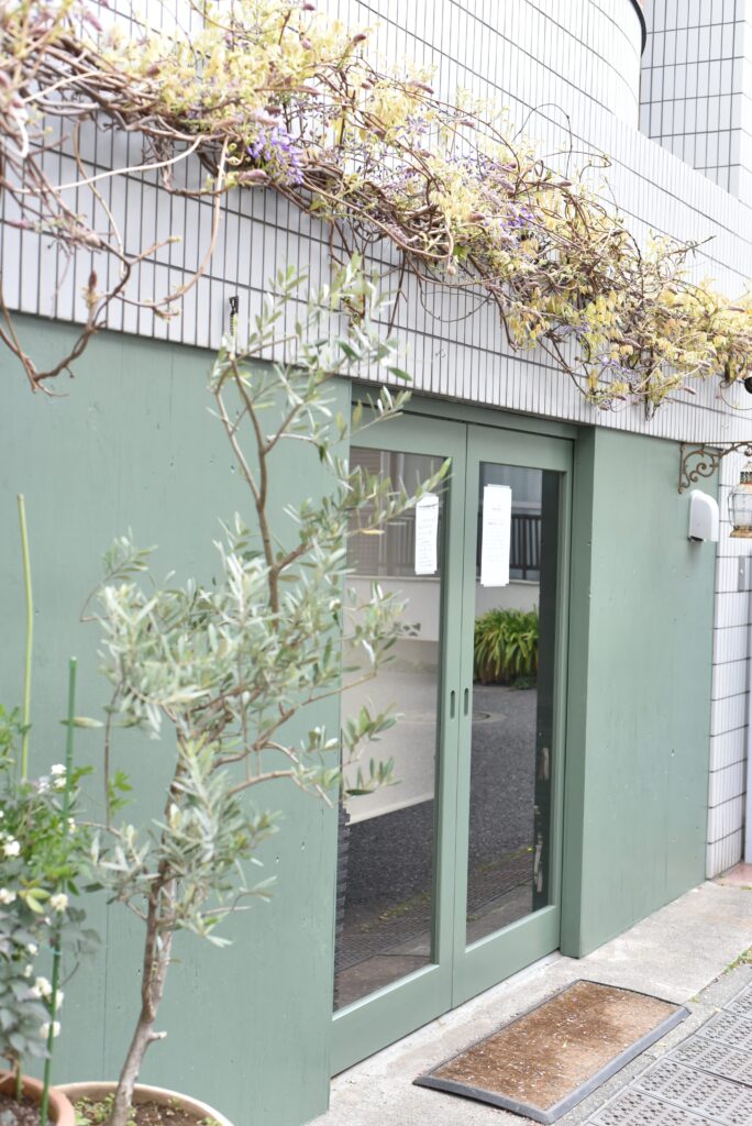 フラコッタ　デコの店の入り口で咲き乱れる「藤」の花。今年の状態は？