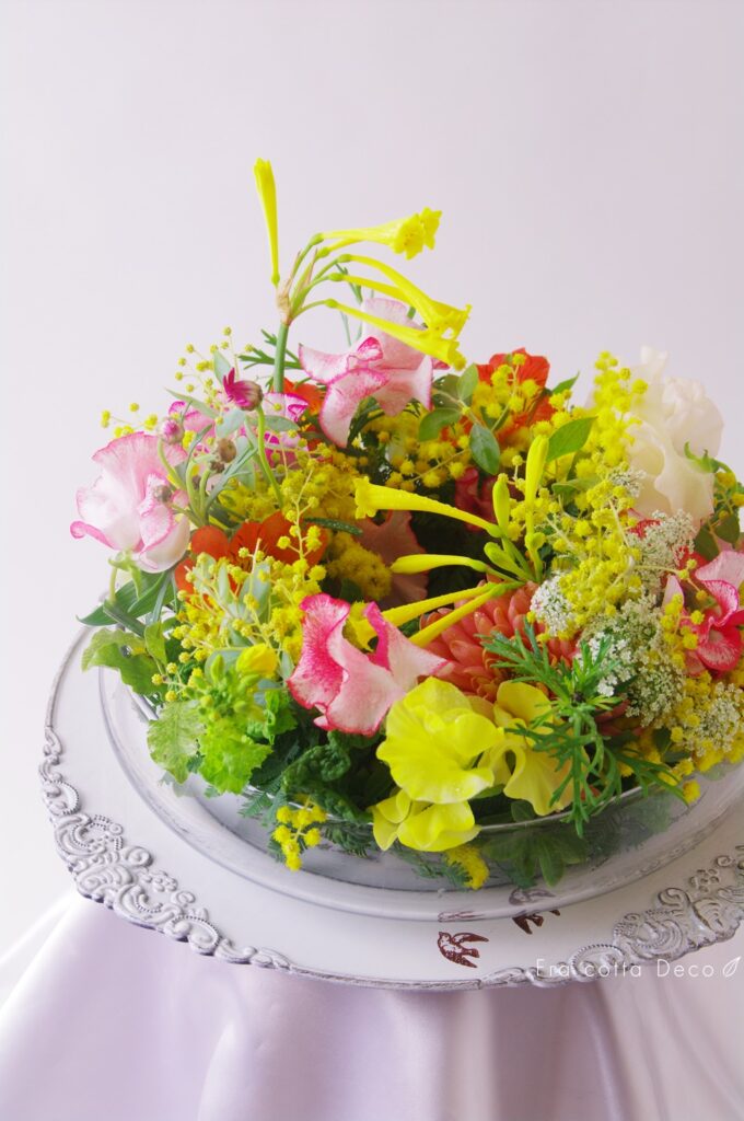 ミモザと季節のお花を使ったテーブルリース