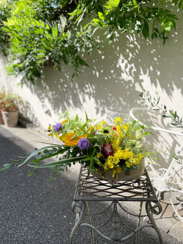 ヒマワリの蕾と、夏の花たち。かごバッグに詰めた季節の贈りもの