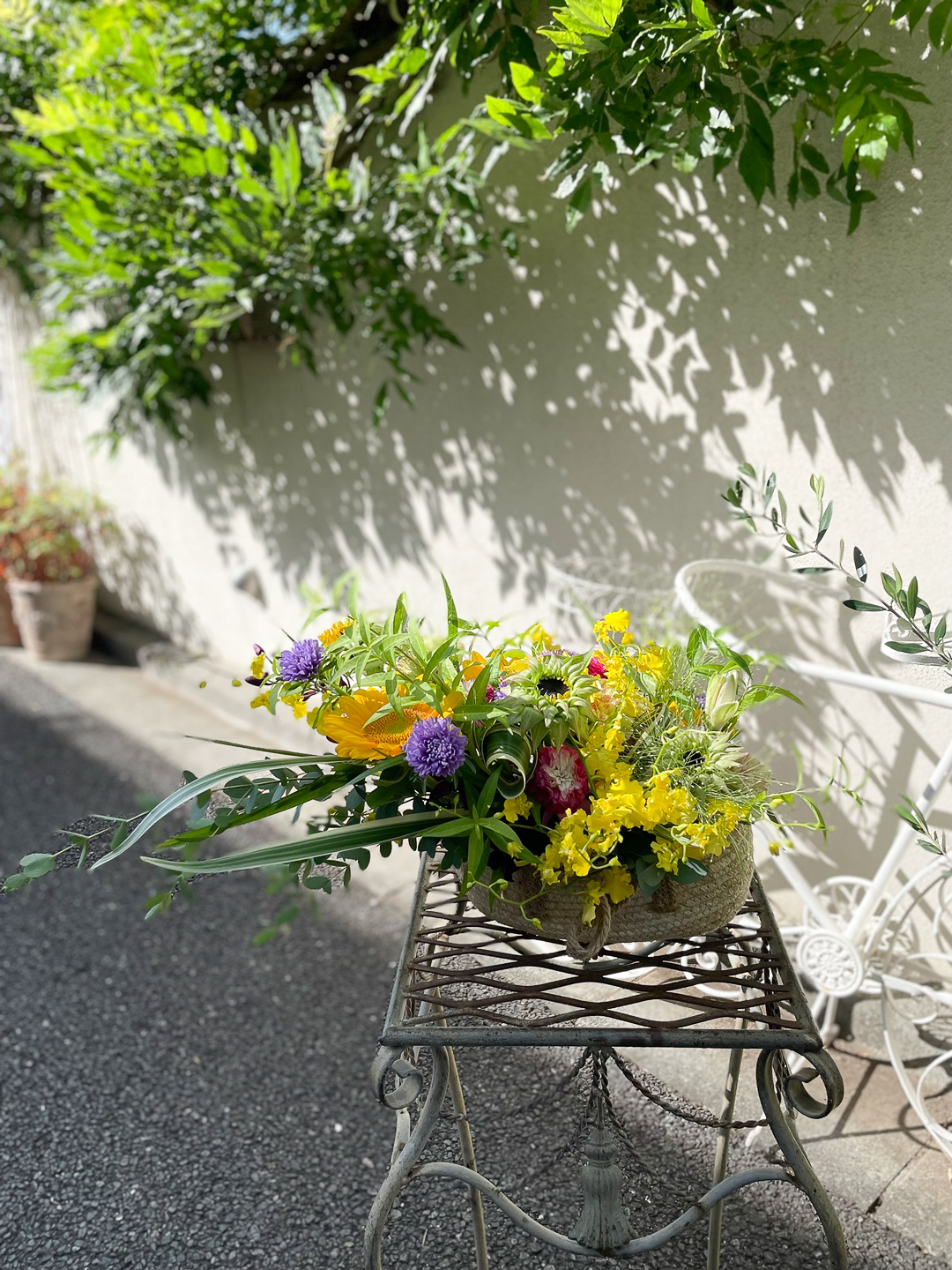 ヒマワリの蕾と、夏の花たち。かごバッグに詰めた季節の贈りもの