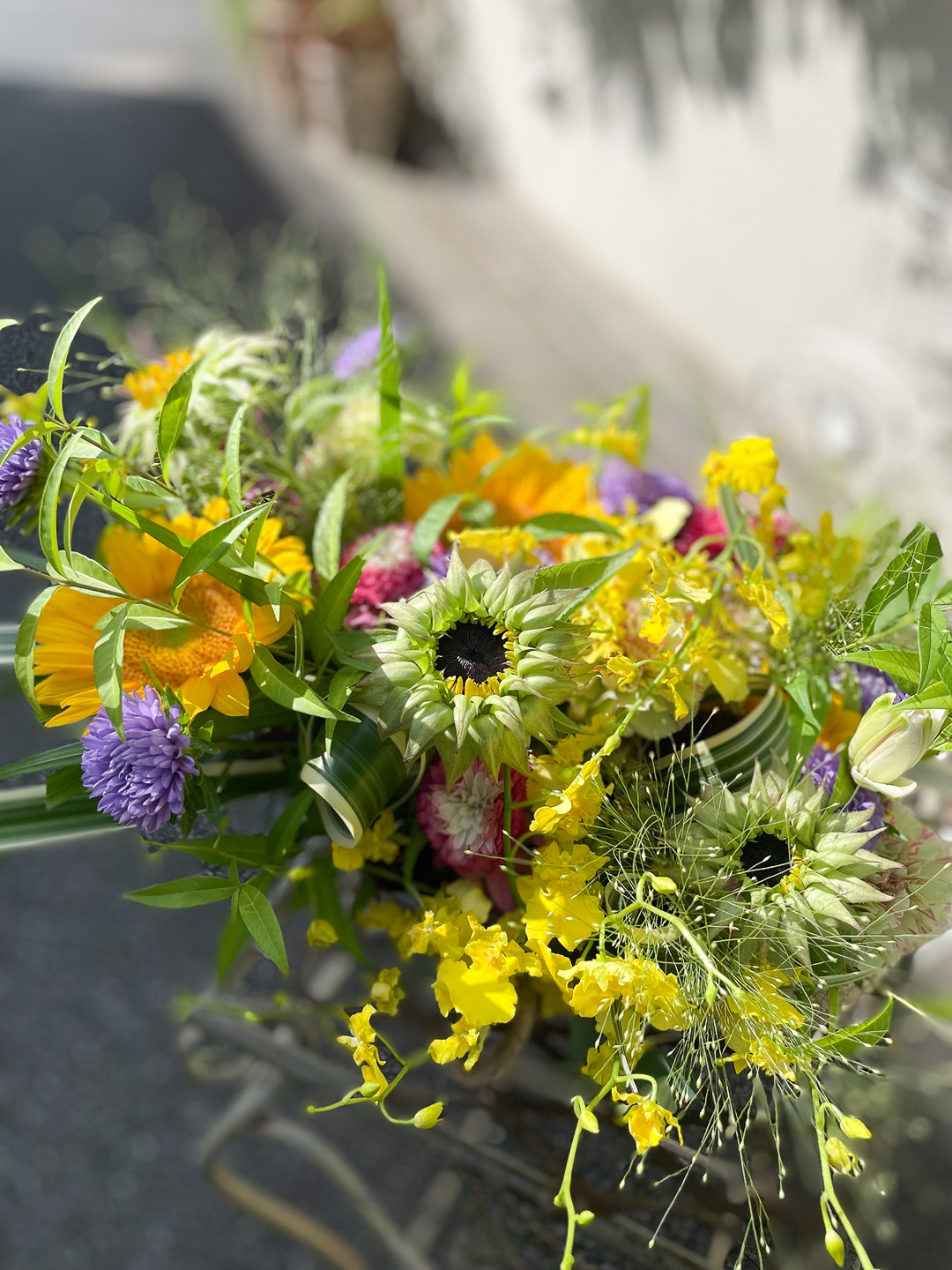 ヒマワリの蕾と、夏の花たち。かごバッグに詰めた季節の贈りもの